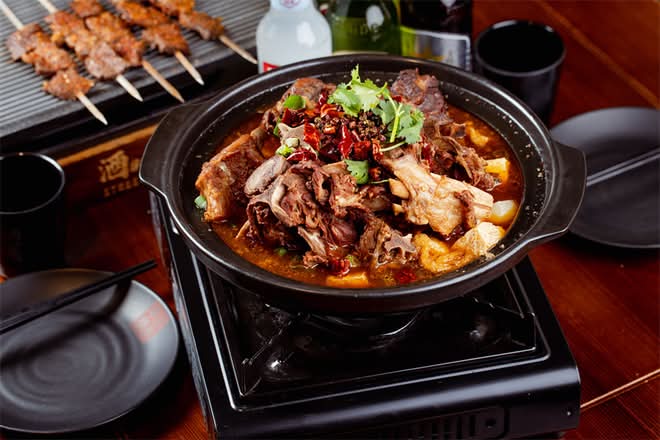 麻辣羊蝎子锅 Spicy Lamb Bones Soup